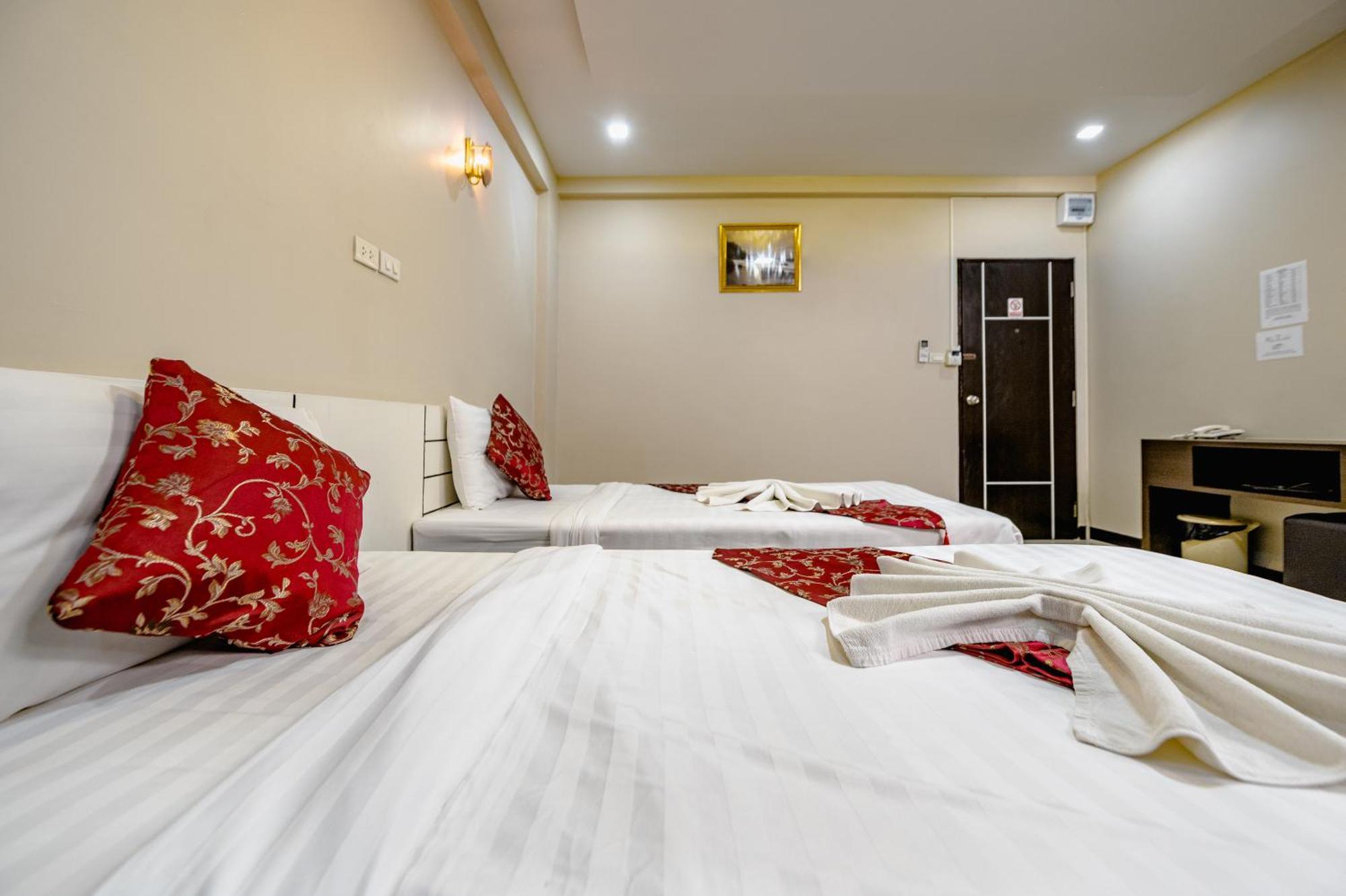 Gold Airport Suites Bangkok Esterno foto
